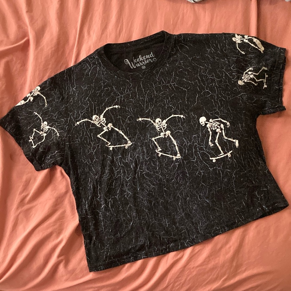 CROPPED T-SHIRT

SKATING SKELETONS